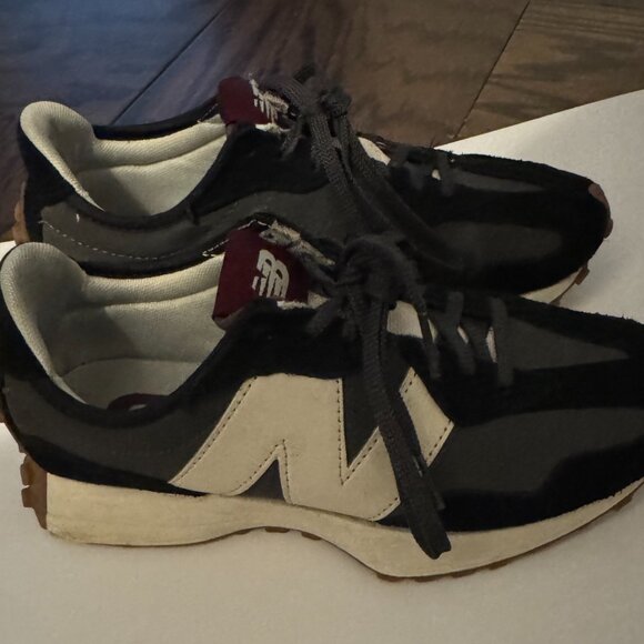 Women's New Balance 327 Moonbeam Size 8 Worn Sneakers with some wear and tear - Picture 7 of 16